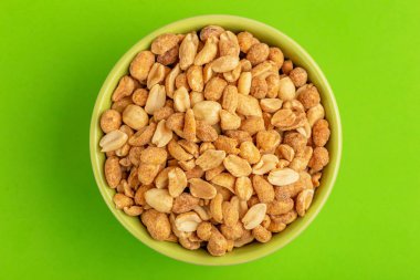 Kase parlak yeşil zemin üzerine kavrulmuş fıstık. Film aperatifler. Kopya alanı