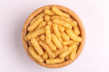 Açık renkli ahşap kase gevrek Mısır yapışır. Film izlemek için abur cubur. Kopya alanı