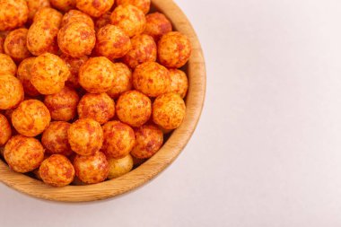 Tam ahşap kase domuz pastırması Mısır puf topları ışık arka plan üzerinde. Sinema aperatifler. Kopya alanı