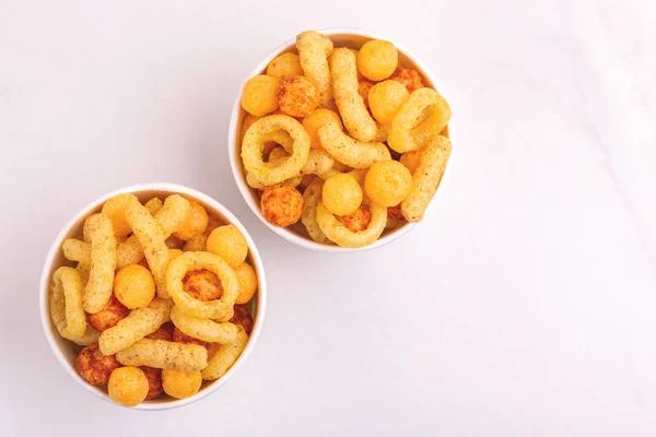 Surtido Bocadillos Maíz Dos Vasos Papel Sobre Fondo Claro Snacks — Foto de Stock