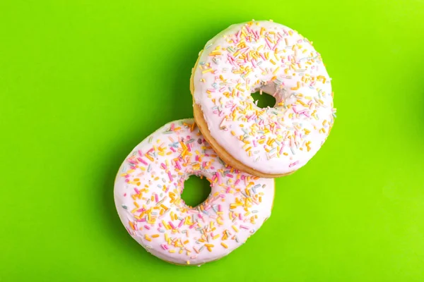 Deux Délicieux Beignets Vanille Avec Saupoudrer Sur Fond Vert Vif — Photo