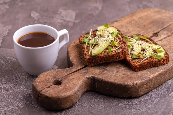 Gezonde Rogge Toast Met Avocado Radijs Spruiten Sesam Kopje Sterke — Stockfoto