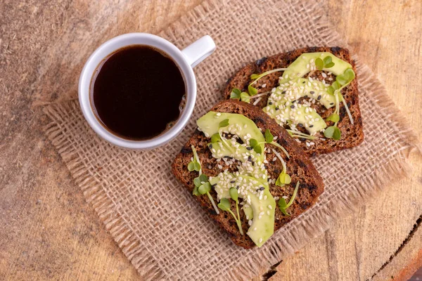 Gezonde Rogge Toast Met Avocado Radijs Spruiten Kopje Sterke Zwarte — Stockfoto