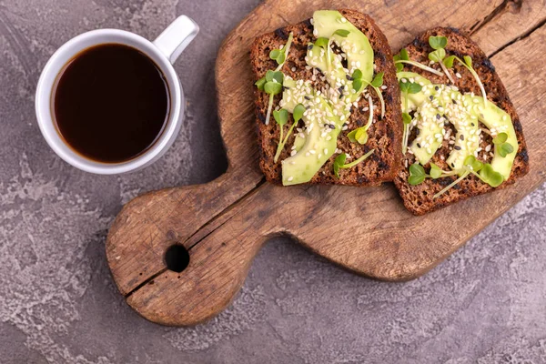 Gezonde Rogge Toast Met Avocado Radijs Spruiten Sesam Kopje Sterke — Stockfoto