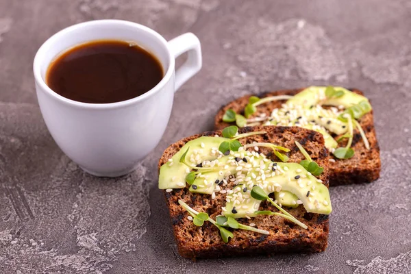 Smakelijke Rogge Toast Met Avocado Radijs Spruiten Sesam Kopje Sterke — Stockfoto
