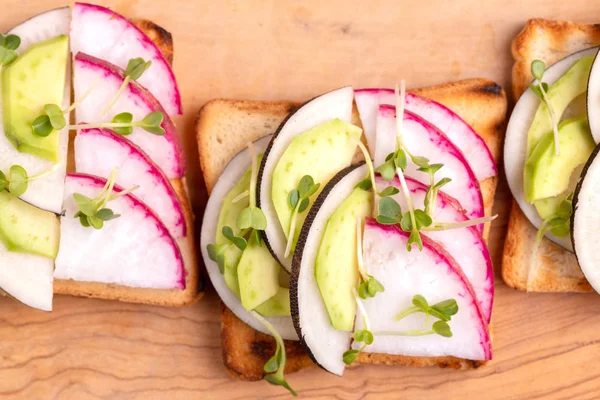 Smakelijk Tarwe Toast Met Radijs Avocado Spruiten Houten Snijplank Donkere — Stockfoto