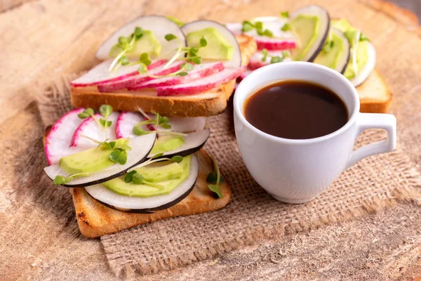 Heerlijke Tarwe Toast Met Avocado Radijs Spruiten Kopje Sterke Koffie — Stockfoto