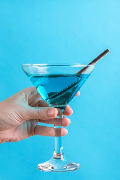 女性の手で紙のストローでトレンディな青いワインのガラス 青の背景にスペイン青いワイン シャルドネ コピー スペース — ストック写真