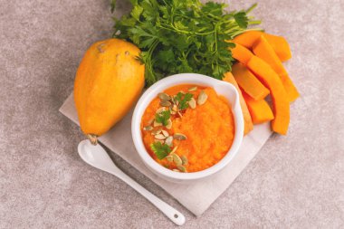 Bright lezzetli balkabağı çorbası malzemeler kil kase ezilmiş. Sağlıklı gıda kavramı. Gri mermer zemin. Üstten görünüm. Kopya alanı