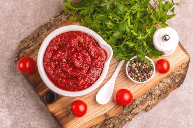 Parlak taze lezzetli domates çorbası malzemeler kil kase ezilmiş. Sağlıklı gıda kavramı. Gri mermer zemin. Kopya alanı