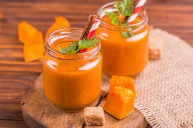 Maydanoz çuval bezi peçete ile eski rustik kesme tahtası üzerinde cam kavanoza Taze kabak güler yüzlü. Ahşap arka plan. Yatay görünüm. Kopya alanı