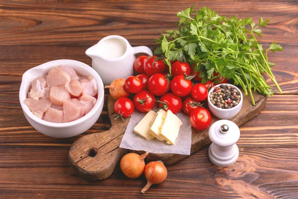 Taze malzemeler için pureed domates çorbası. Sağlıklı gıda kavramı. Rustik ahşap arka plan. Yatay görünüm. Kopya alanı