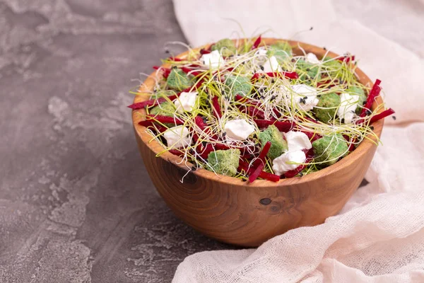 Ongewone Salade Met Rode Biet Fetakaas Prei Spruiten Sesam Houten — Stockfoto