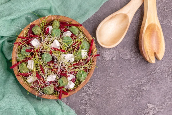 Ongewone Salade Met Rode Biet Fetakaas Prei Spruiten Sesam Houten — Stockfoto