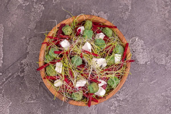 Ongewone Salade Met Rode Biet Fetakaas Prei Spruiten Sesam Houten — Stockfoto