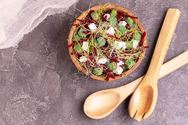 Ongewone Salade Met Rode Biet Fetakaas Prei Spruiten Sesam Houten — Stockfoto