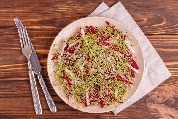Gezonde Salade Met Rauwe Rode Bieten Radijs Prei Spruiten Plaat — Stockfoto