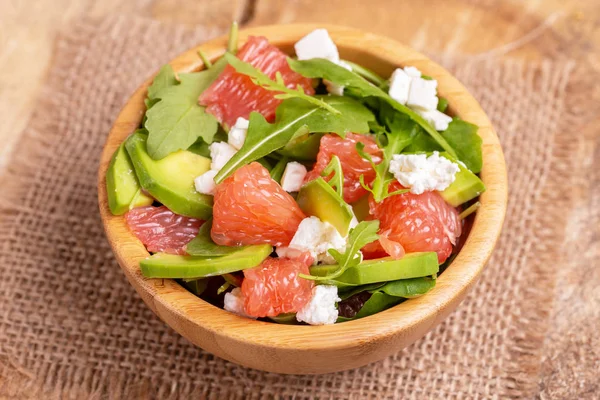 Salada Saborosa Com Toranja Espinafre Feta Abacate Romã Tigela Madeira — Fotografia de Stock