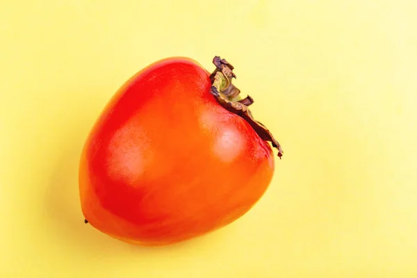 Fersk Moden Persimmon Frukt Lys Gul Bakgrunn Sesongavhengig Vinterfrukt Kopirom – stockfoto