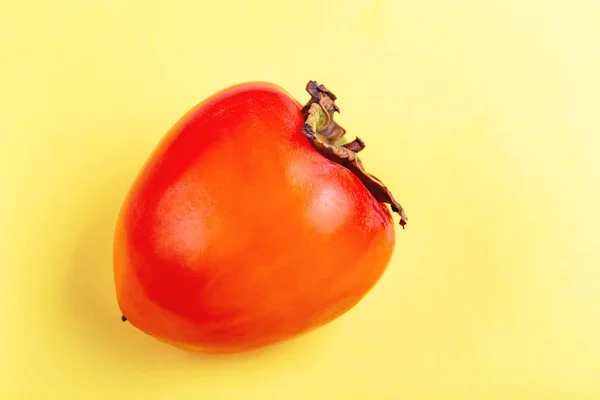 Fruto Fresco Caqui Maduro Sobre Fondo Amarillo Brillante Fruta Invierno —  Fotos de Stock