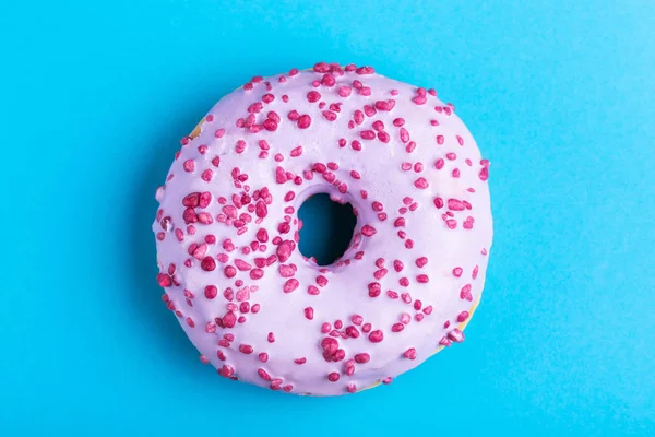 Läckra Lila Donut Med Strö Ljusa Blå Bakgrund Ohälsosamma Men — Stockfoto