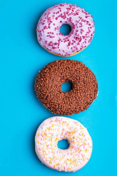 Donut Tadı Berry Çikolata Vanilya Parlak Mavi Zemin Üzerine Sağlıksız — Stok fotoğraf