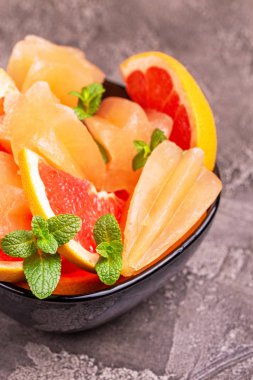 Ev yapımı greyfurt olgun greyfurt dilim ve karanlık beton zemin üzerine taze nane ile buzlu şeker. Sağlıklı tatlılar. Laktoz ücretsiz dondurma