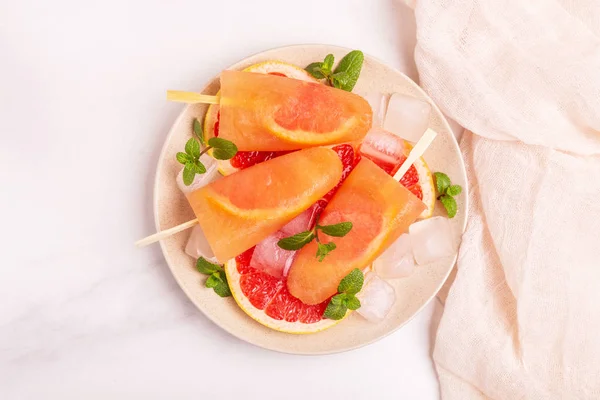 Paleta Pomelo Casera Con Rodajas Pomelo Maduras Menta Fresca Sobre — Foto de Stock