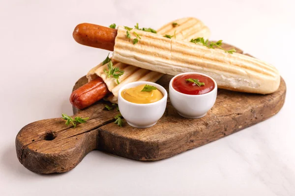 Zwei Leckere Gegrillte Französische Hot Dogs Mit Senf Und Ketchup — Stockfoto