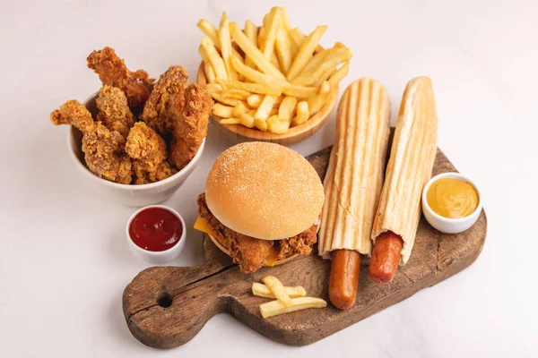 Ama ketçap ve hardal vintage kesme tahtası üzerinde sağlıksız yemek lezzetli. Hızlı karbonhidrat, önemsiz ve fast food. Açık renkli mermer.