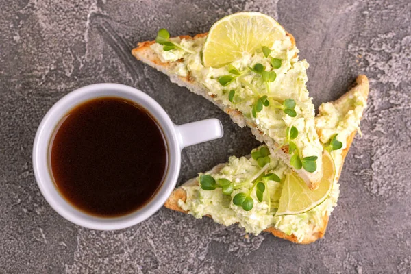 Toasts Mit Avocadopastete Frischem Mikrogrün Und Einer Tasse Kaffee Auf — Stockfoto