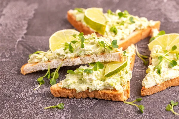 Toast Met Avocado Pate Verse Microgreen Donkere Concrete Achtergrond Gezond — Stockfoto