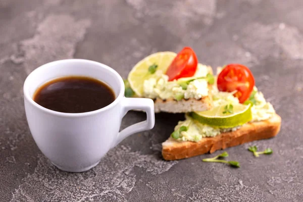 Toast Met Avocado Pate Verse Microgreen Cherrytomaatjes Kopje Koffie Donkere — Stockfoto