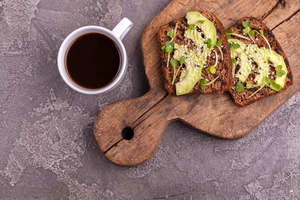 Gezonde Rogge Toast Met Avocado Radijs Spruiten Sesam Kopje Sterke — Stockfoto