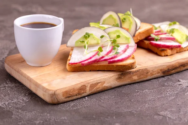 Smakelijk Tarwe Toast Met Avocado Radijs Spruiten Kopje Sterke Koffie — Stockfoto