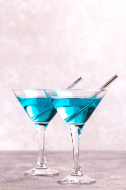 İki bardak kağıt payet ile trendy mavi şarap. Karanlık beton zemin üzerine İspanyol mavi şarap chardonnay. Romantik tarih