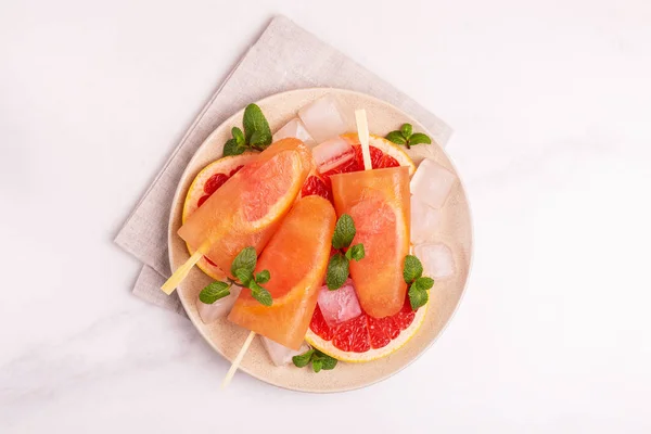 Paleta Pomelo Casera Con Rodajas Pomelo Maduras Menta Fresca Sobre — Foto de Stock