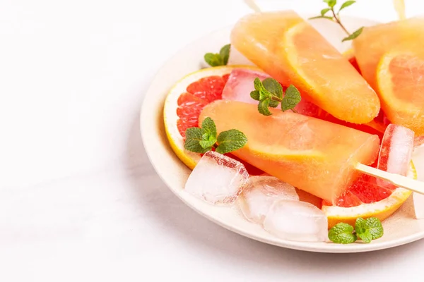 Hausgemachtes Grapefruit Eis Mit Reifen Grapefruitscheiben Und Frischer Minze Auf — Stockfoto