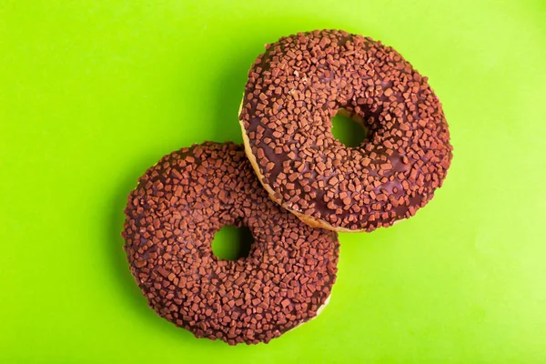 Dois Deliciosos Donuts Chocolate Com Polvilhe Fundo Verde Brilhante Doces — Fotografia de Stock