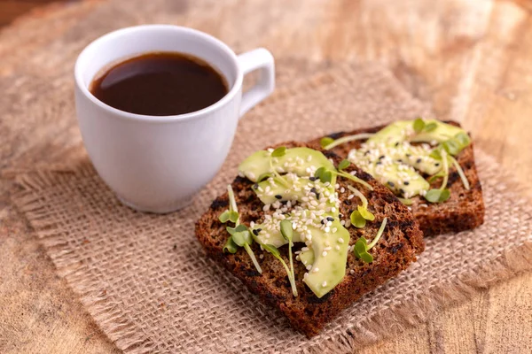 Gezonde Rogge Toast Met Avocado Radijs Spruiten Kopje Sterke Zwarte — Stockfoto