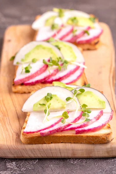 Smakelijk Tarwe Toast Met Radijs Avocado Spruiten Houten Snijplank Donkere — Stockfoto
