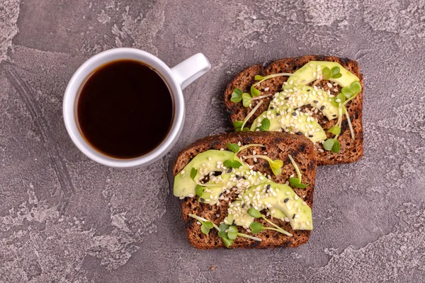 Smakelijke Rogge Toast Met Avocado Radijs Spruiten Sesam Kopje Sterke — Stockfoto