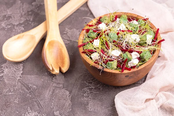 Ongewone Salade Met Rode Biet Fetakaas Prei Spruiten Sesam Houten — Stockfoto