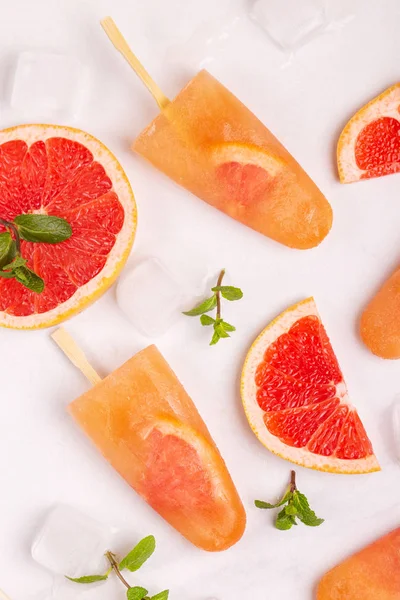 Hausgemachtes Grapefruit Eis Mit Reifen Grapefruitscheiben Und Frischer Minze Auf — Stockfoto