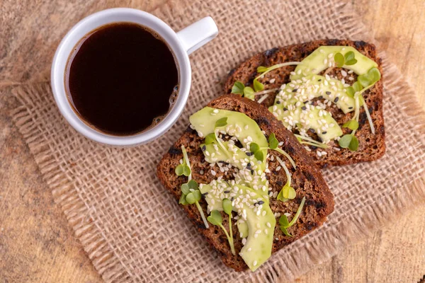 Gezonde Rogge Toast Met Avocado Radijs Spruiten Kopje Sterke Zwarte — Stockfoto