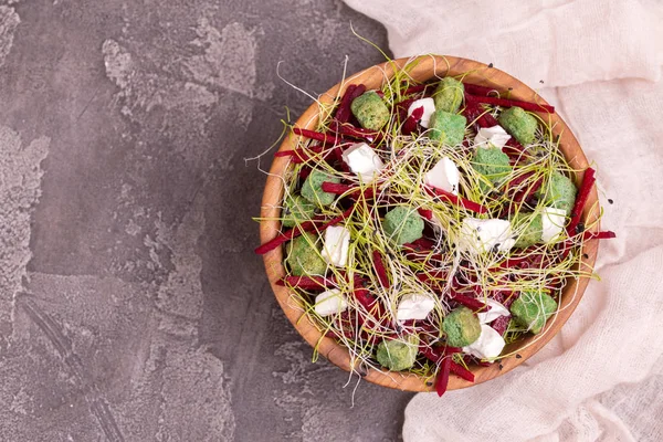 Ongewone Salade Met Rode Biet Fetakaas Prei Spruiten Sesam Houten — Stockfoto