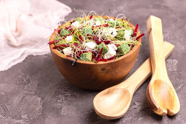 Ongewone Salade Met Rode Biet Fetakaas Prei Spruiten Sesam Houten — Stockfoto