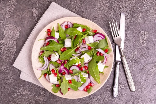 Gezonde Salade Met Rucola Rode Spinazie Granaatappel Plaat Donkere Concrete — Stockfoto