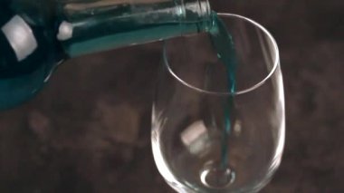 Cam ve trendy mavi şarap şişesi. Karanlık beton zemin üzerine İspanyol mavi şarap chardonnay. Romantik tarih