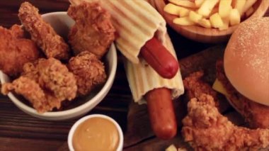 Ama ketçap ve hardal vintage kesme tahtası üzerinde sağlıksız yemek lezzetli. Hızlı karbonhidrat, önemsiz ve fast food. Sıcak ahşap arka plan